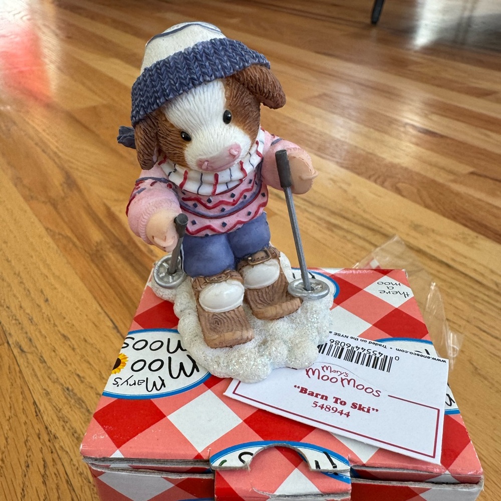 Enesco Mary's Moo Moos "Barn to Ski" Figurine